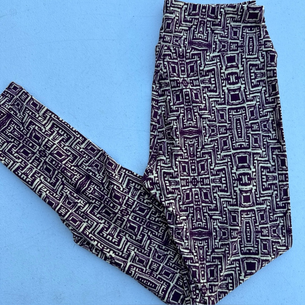 NWOT LuLaRoe OS One Size Purple and Cream Geometric Leggings